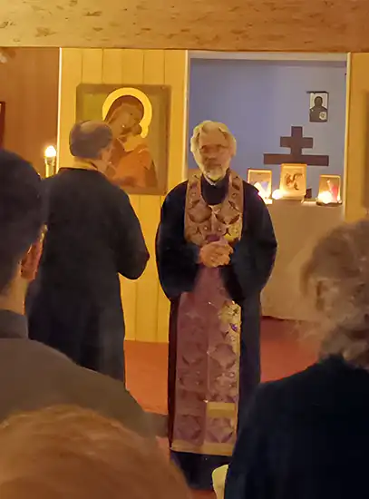 Fidèles réunis dans l’église pendant un office